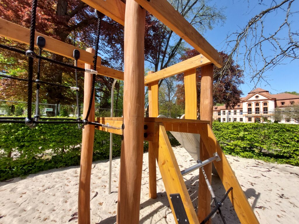 Wird am Samstag gebührend mit einem Familientag eingeweiht: Der neue Spielplatz im Hofgarten, der nun fertig ist. Ab 14 Uhr sind zahlreiche Aktionen für Groß und Klein geboten. Im Sand unter dem neuen Spieleturm gibt es für fleißige kleine Buddler sogar eine Überraschung zu entdecken. Foto: Fries/Stadt Eichstätt