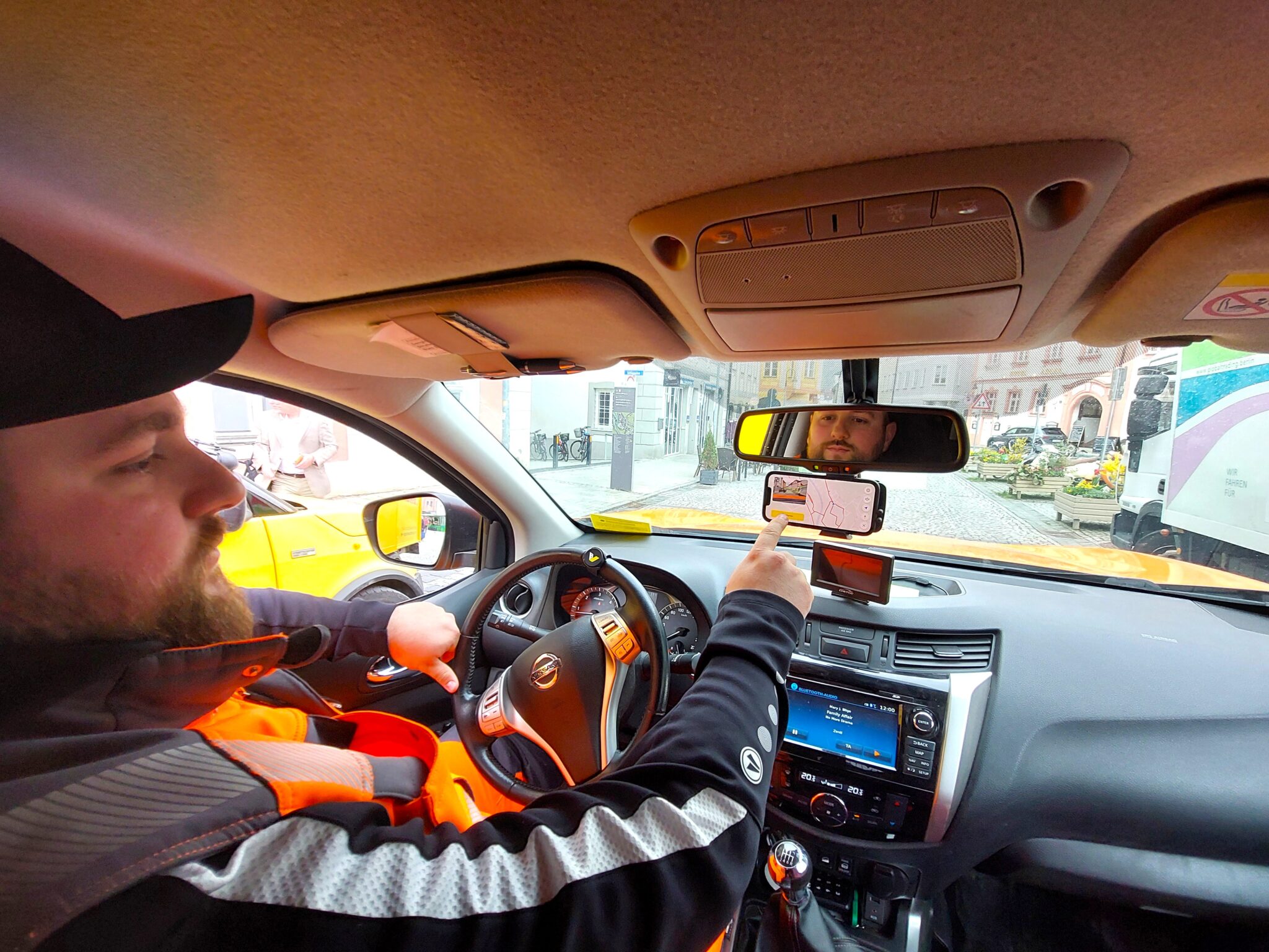 Ein Klick vor dem Losfahren reicht Maximilian Zehentmeier vom städtischen Bauhof aus. Nun erfasst sein Handy im Bauhofauto auf dem Weg zum nächsten Einsatz über die Handykamera alle Straßen und Verkehrszeichen auf dem Weg. Eine künstliche Intelligenz analysiert dann den Zustand – und gibt Bescheid, wenn ein Schlagloch gefüllt oder ein verblichenes Schild neu montiert werden muss. Doch das neue Programm kann zum Beispiel auch beim Winterdienst helfen. Foto: Sophie Fries/Stadt Eichstätt