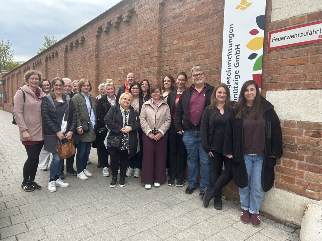 Ein starkes Netzwerk für geprüfte Qualität: Vertreter der katholischen Kita IN gGmbH und der erfolgreichen Kindertageseinrichtungen. Foto: Katholische Kita IN gGmbH