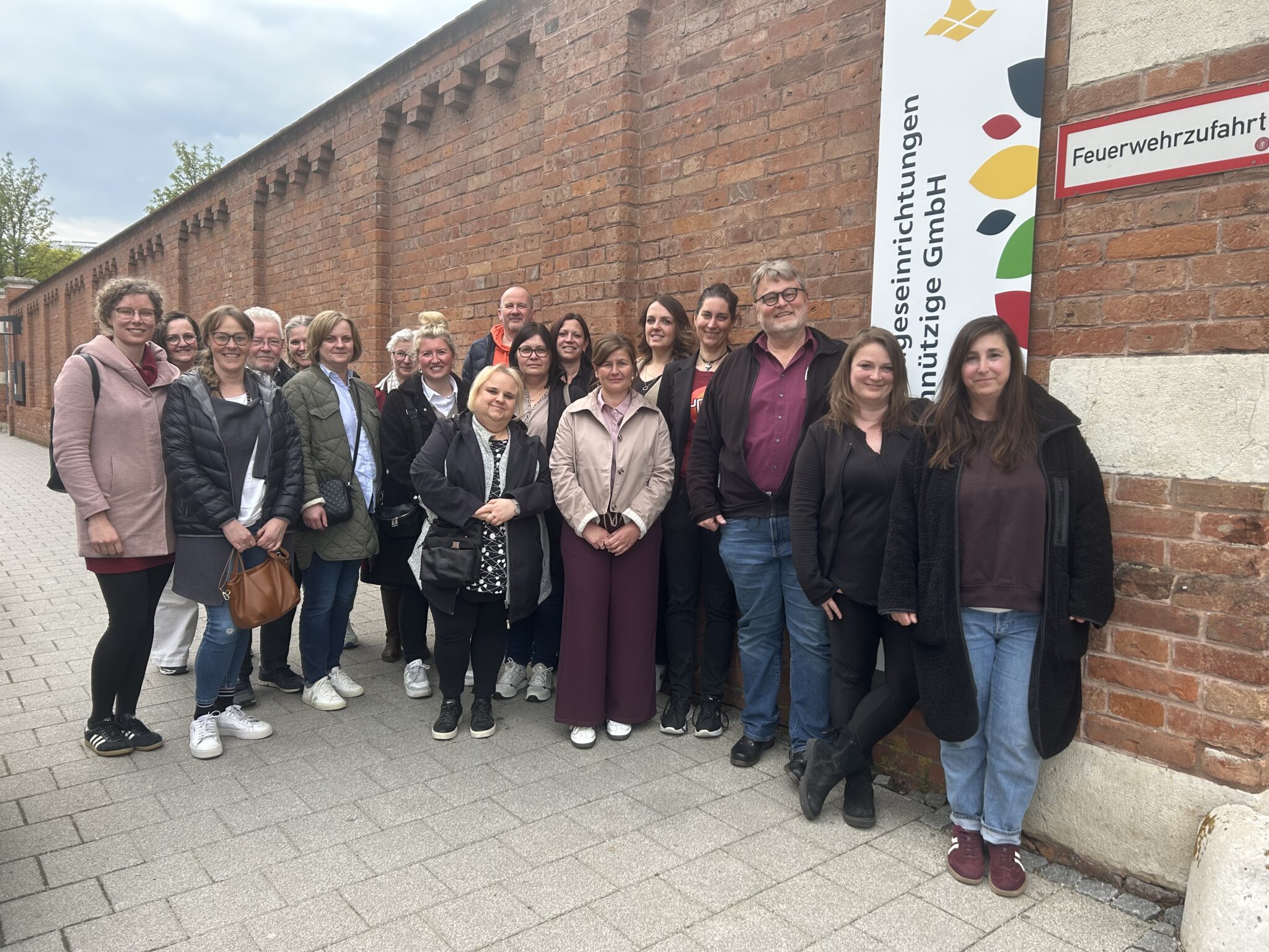 Ein starkes Netzwerk für geprüfte Qualität: Vertreter der katholischen Kita IN gGmbH und der erfolgreichen Kindertageseinrichtungen. Foto: Katholische Kita IN gGmbH