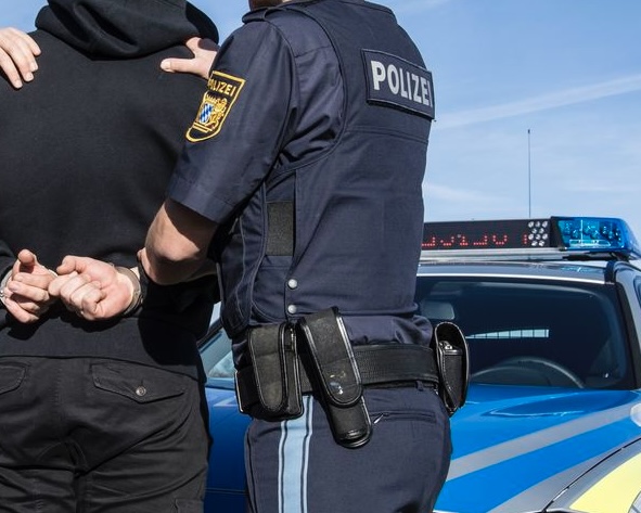 Handschellen Polizisten Festnahme Haft
