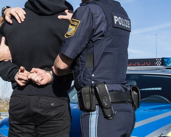 Handschellen Polizisten Festnahme Haft