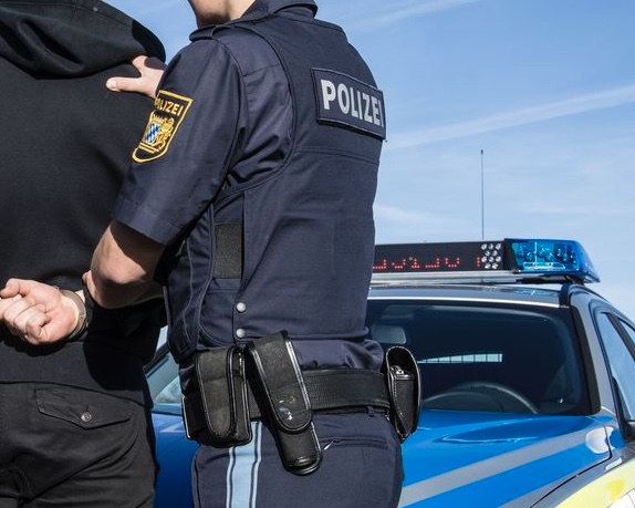 Handschellen Polizisten Festnahme Haft