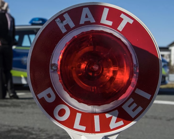 Polizei Straße Verkehrskontrolle Kelle Halt Stopp