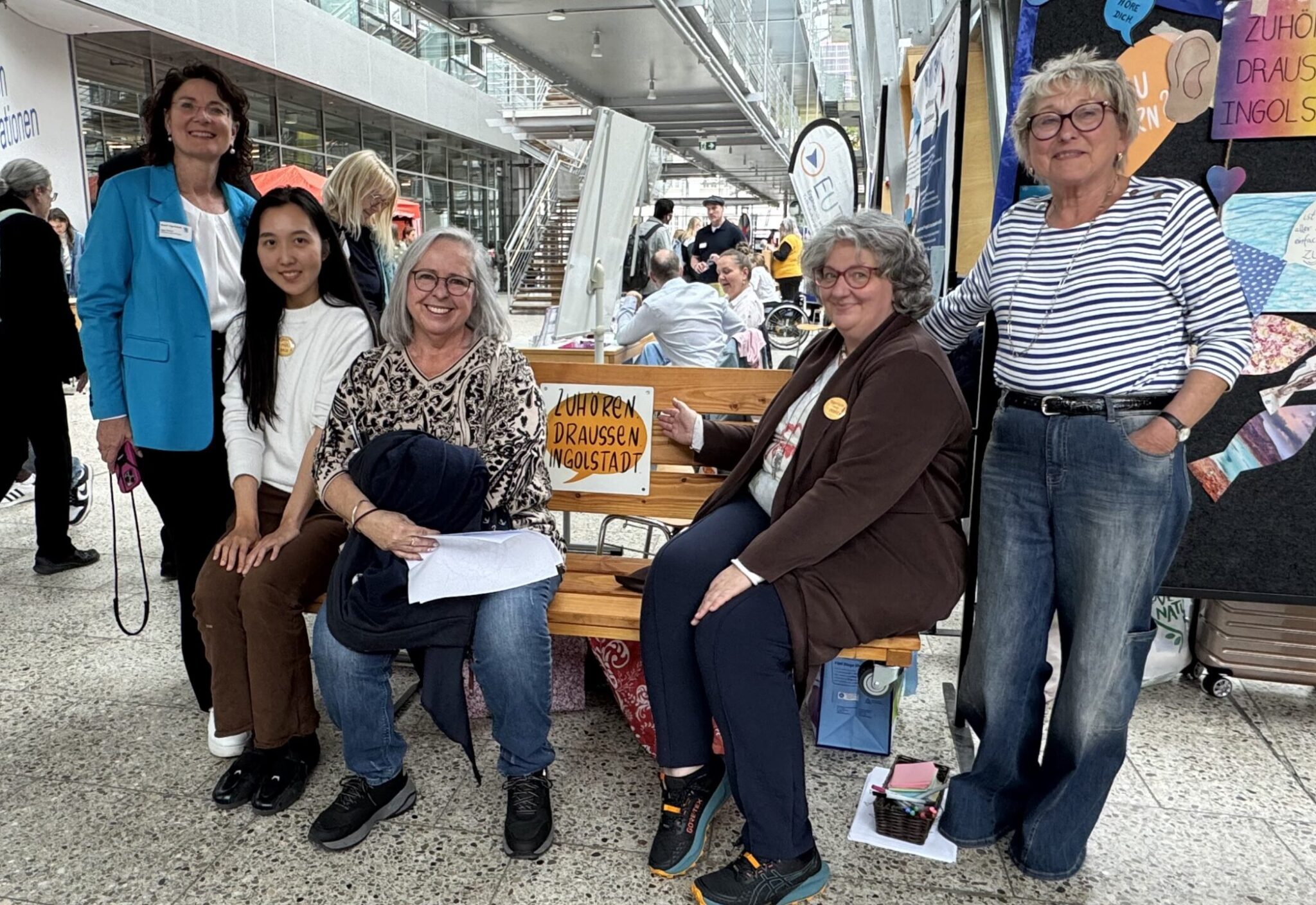 Inge Braun, Integrationsbeauftragte der Stadt Ingolstadt am Stand von Zuhören Draussen Ingolstadt