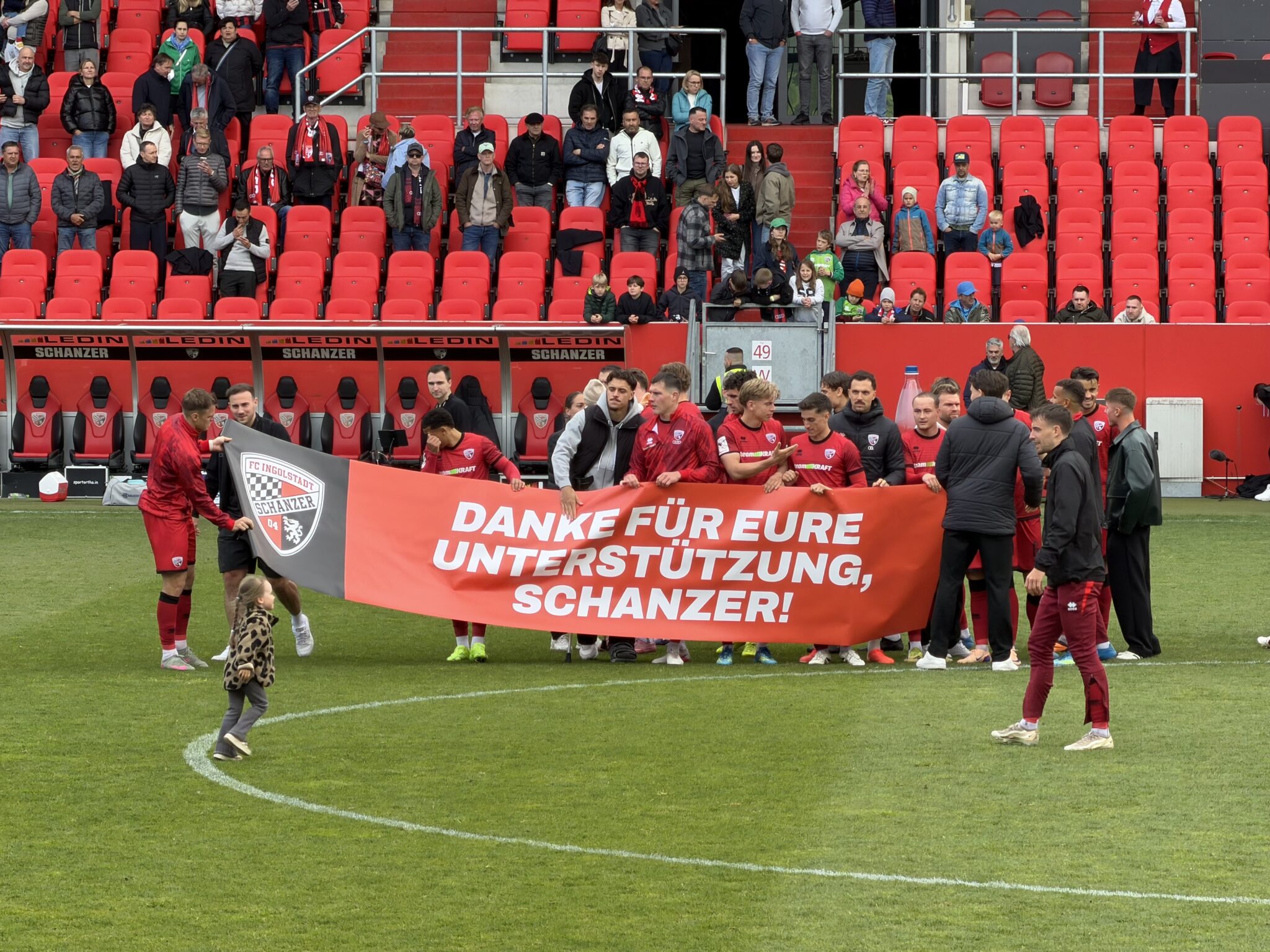 letztes Heimspiel 2026 FCI Spieler Banner Danke Foto: EL