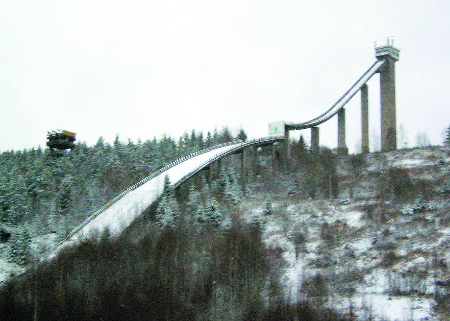 Die Pitkävuori-Schanze ist eine Skisprungschanze im ehemaligen Skisprungzen- trum Pitkävuori in der mittelfinnischen Stadt Jämsä. Die 1964 erbaute Schanze liegt südlich des Stadtzentrums im Teilort Kaipola und ist seit 1995 außer Betrieb. Die Schanze wurde meist für nationale Wettbewerbe genutzt und war Drehort für zwei Werbespots des Automobilherstellers Audi. Foto: Barasoaindarra