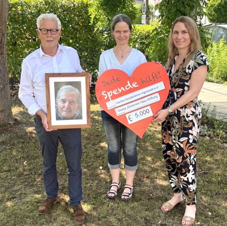 Bildunterschrift: Von links: Peter Schimpf, stellvertretender Vorsitzender des Stiftungsvorstandes der Georg Johannes Hipp Stiftung, Jutta Loddeke, Pflegedienstleitung der Caritas-Sozialstation Ingolstadt e.V., und Nathalie Rost, Geschäftsführung der Caritas-Sozialstation Ingolstadt e.V.