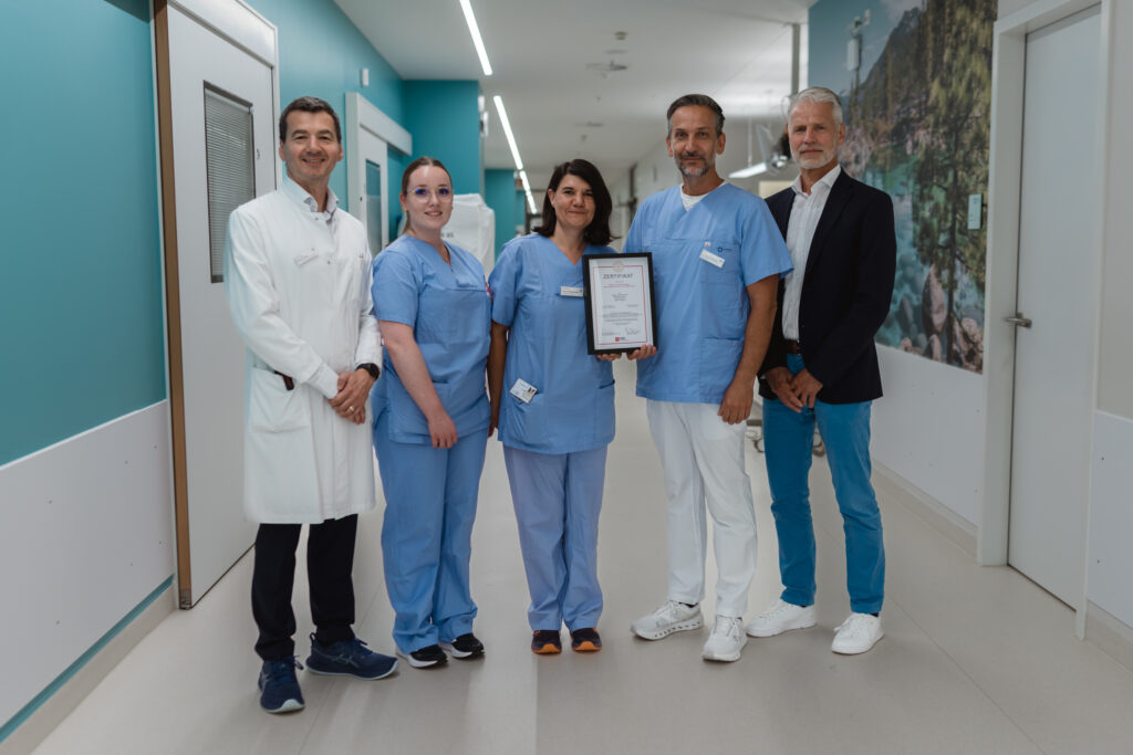von rechts: Geschäftsführer Dr. Andreas Tiete, Oberarzt Dr. Erlind Kadriu, Carmen Deisenrieder (Bereichsleiterin Internistische Intensivstation) und Ramona Schabenberger (Pflegefachfrau Internistische Intensivstation) sowie PD Dr. med. Blerim Luani, Direktor der Klinik für Kardiologie und Internistische Intensivmedizin