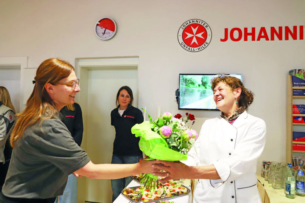 Alexandra Reinhardt überreicht Blumen für die Vermieter- Familie Mittl