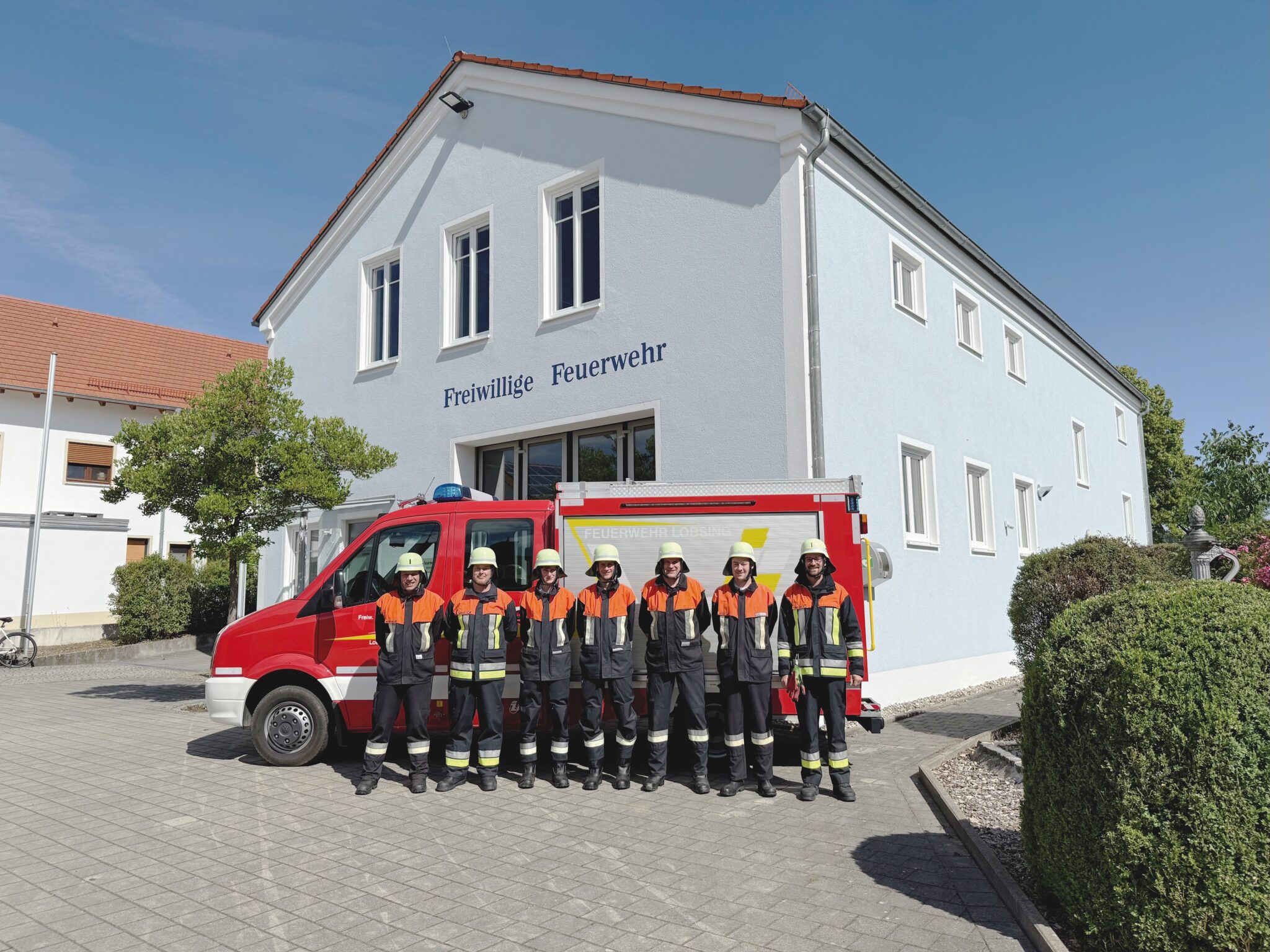 Lobsingen Floriansjünger vorm Feuerwehrhaus/Foto: Treffer