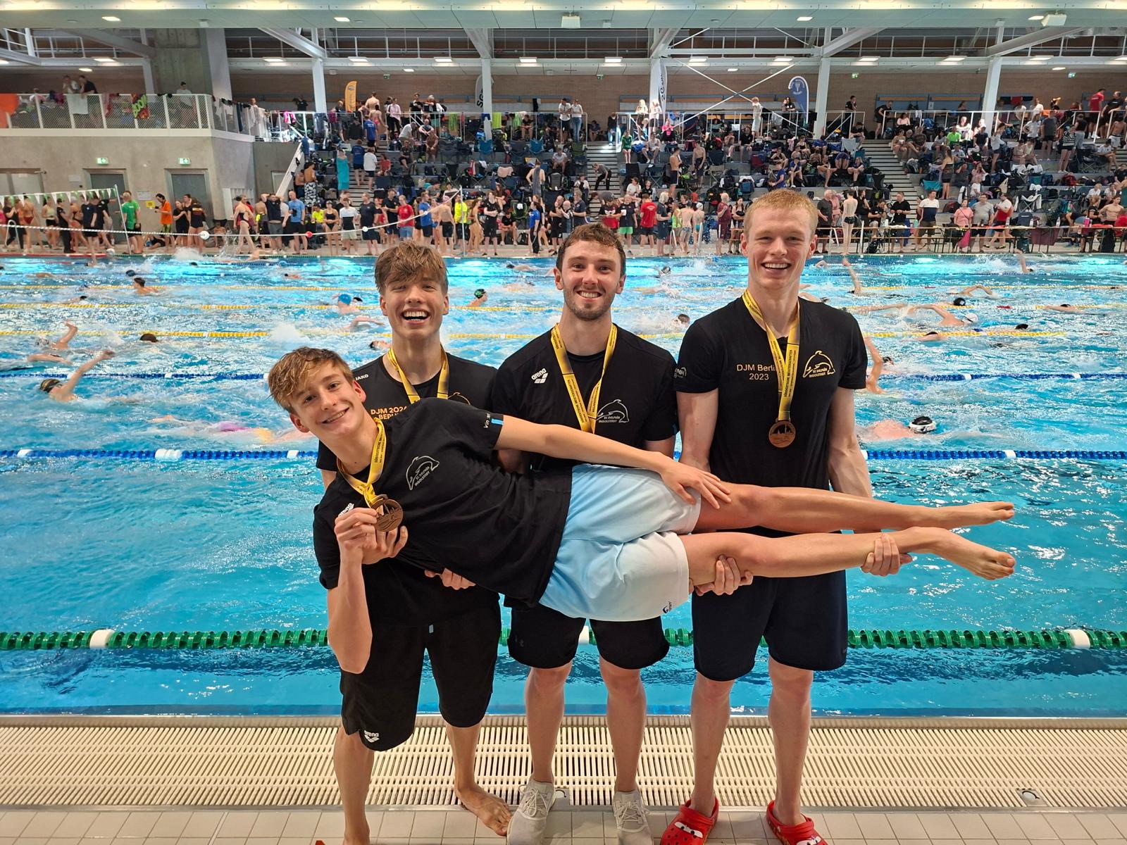 Bild: (von Strittmatter) Die erfolgreiche Silberstaffel des SC Delphin im 4x200 Meter Freistil männlich von links Valentin König, Lukas Schmidt, Alexander Reiswich, vorne Vincent Strittmatter