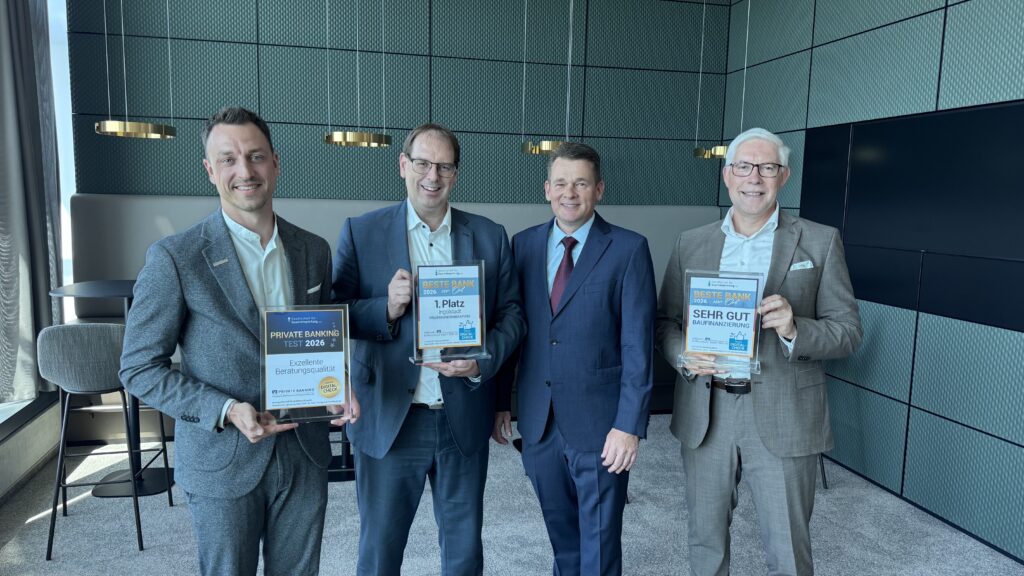 Bildunterschrift: Große Freude für die Volksbank Raiffeisenbank Bayern Mitte bei der Siegelübergabe: vlnr: Benjamin Schmidramsl (Bereichsdirektor Private Banking), Thomas Ostermeier (Bereichsdirektor Privatkunden) Kai Fürderer (Gesellschaft für Qualitätsprüfung) und Helmut Kundinger (Vorstand Vertrieb von der Volksbank Raiffeisenbank Bayern Mitte) Foto: Alina Bergmann