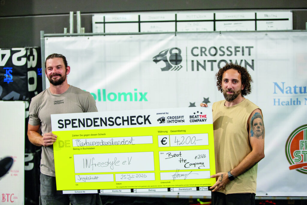 Bastian Häusler und Khodr Abou Riche bei der Spendenübergabe