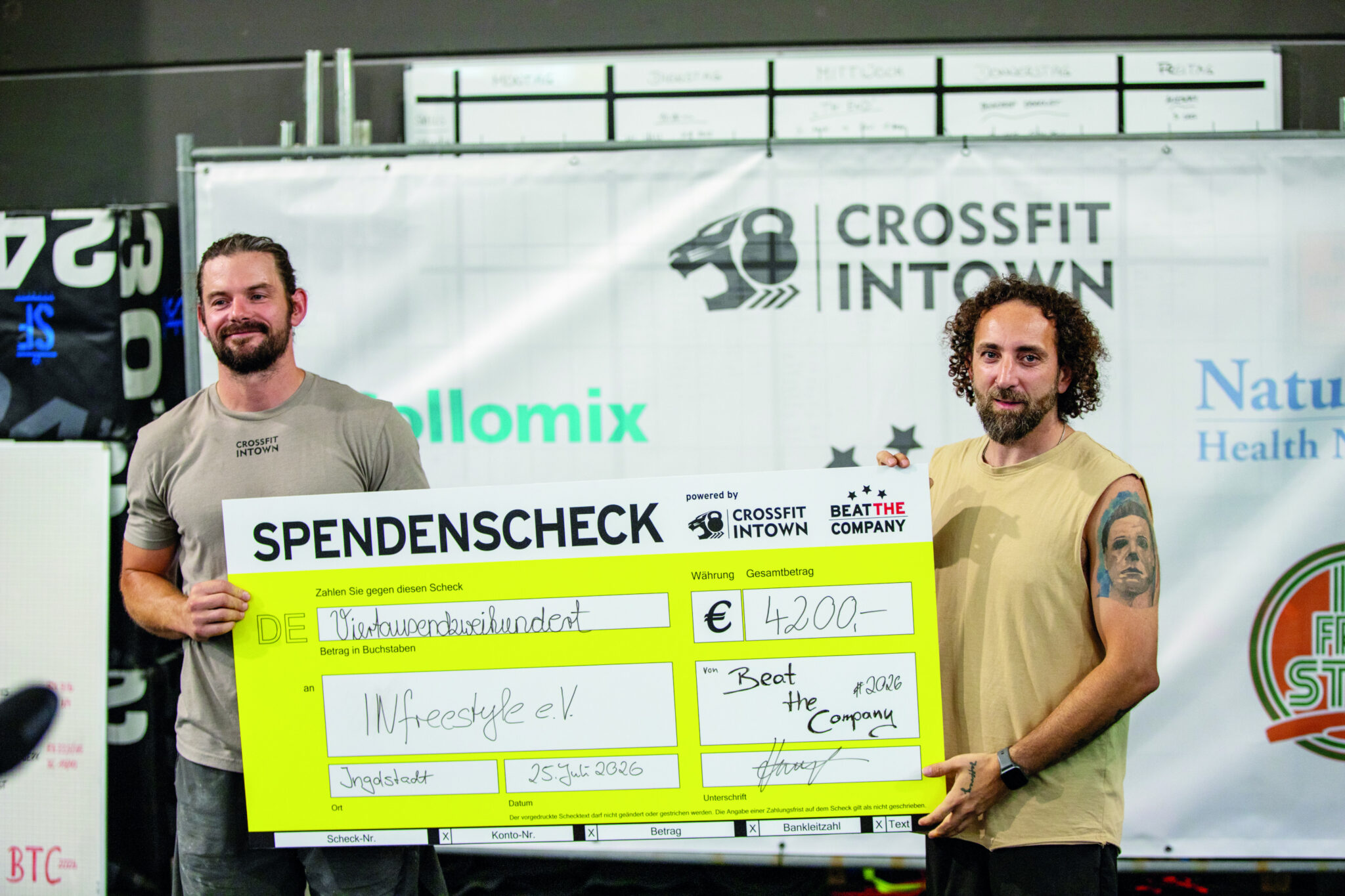 Bastian Häusler und Khodr Abou Riche bei der Spendenübergabe