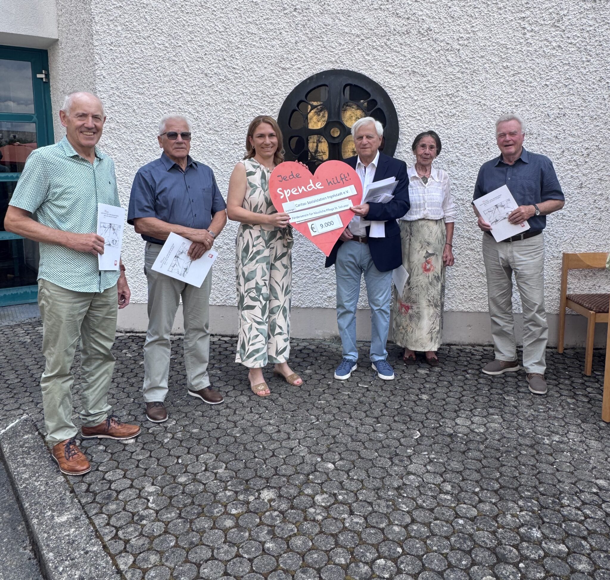 Anlässlich seines 50-jährigen Bestehens überreichte der 1. Vorsitzende des Fördervereins für häusliche Pflege St. Salvator, Albert Schneider (Dritter von rechts) im Rahmen des Pfarrfestes eine Spende in Höhe von 9.000 Euro an die Geschäftsführerin der Caritas-Sozialstation Ingolstadt, Nathalie Rost. Dabei waren Vertreterinnen und Vertretern des Fördervereins sowie der Caritas-Sozialstation Ingolstadt. Foto: Förderverein für häusliche Pflege St. Salvator