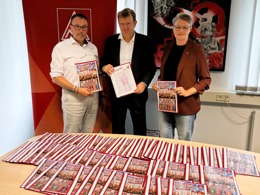 Pressefoto der IG Metall Ingolstadt Abgebildete Personen von links: Carlos Gil, Dr. Reinhard Brandl mit Karola Frank Fotograf: Markus Bachmeier