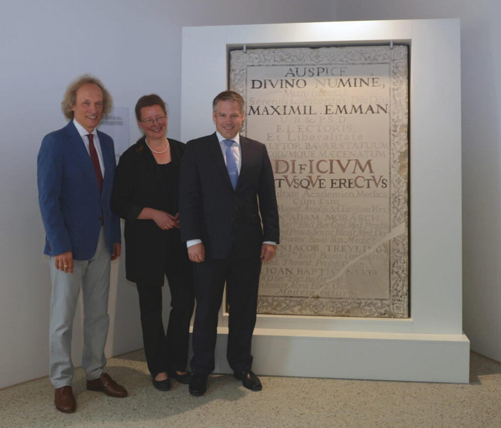 Kulturreferenz Gabriel Engert, Museumsdirektorin Prof. Dr. Marion Ruisinger und Oberbürgermeister Dr. Christian Lösel (v.l.) vor der Gedenktafel.