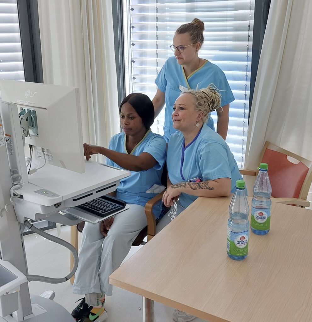 Bildunterschrift 2: Auch organisatorische Tätigkeiten wie die Aufnahme und Entlassung von Patienten sind diese Woche Aufgabe der Auszubildenden. (Fotocredit: Manuel Hirsch)