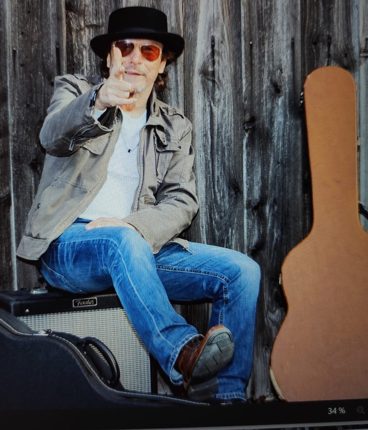 Bildunterschrift: Helmut „Lick“ Licklederer prägte über Jahrzehnte die Ingolstädter Musikszene mit seinem bayerischen Rhythm and Blues und seinem unverwechselbaren Stil. Der Musiker ist im Alter von 71 Jahren nach langer, schwerer Krankheit gestorben. Foto: privat