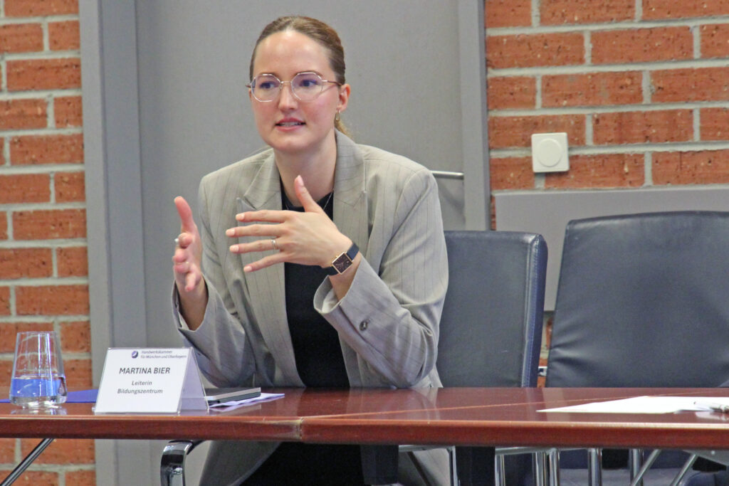Die Leiterin des Bildungszentrums Ingolstadt der Handwerkskammer für München und Oberbayern, Martina Bier, informierte über unterschiedliche Aktionen, wie Schülern Handwerksberufe nähergebracht werden. Foto: Max Foerster