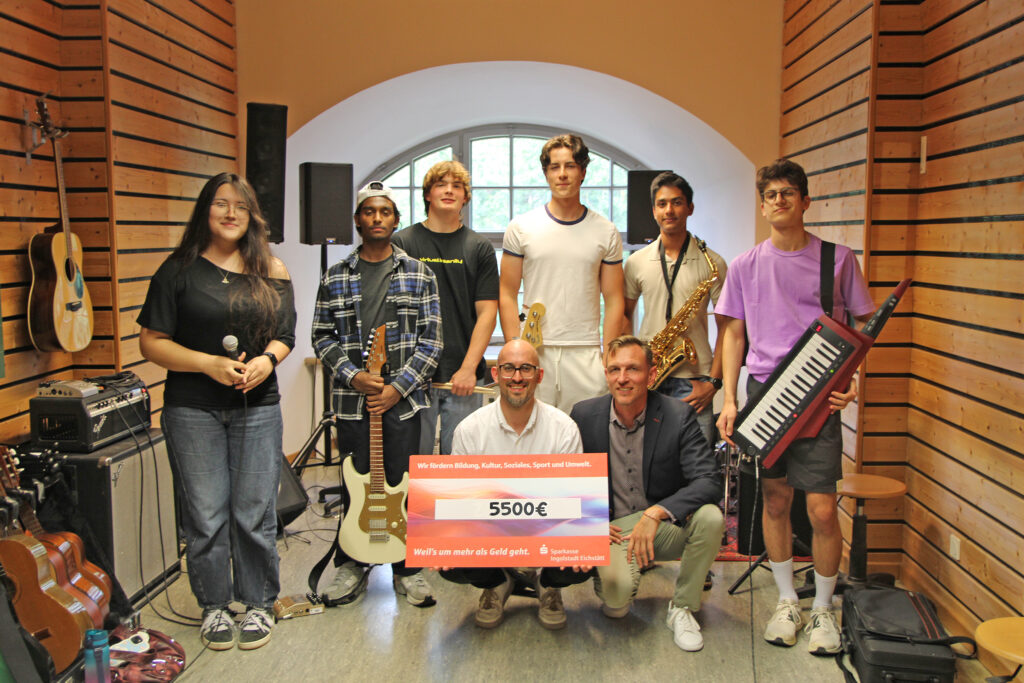 Sparkasse übergibt Spende an Sing- und Musikschule