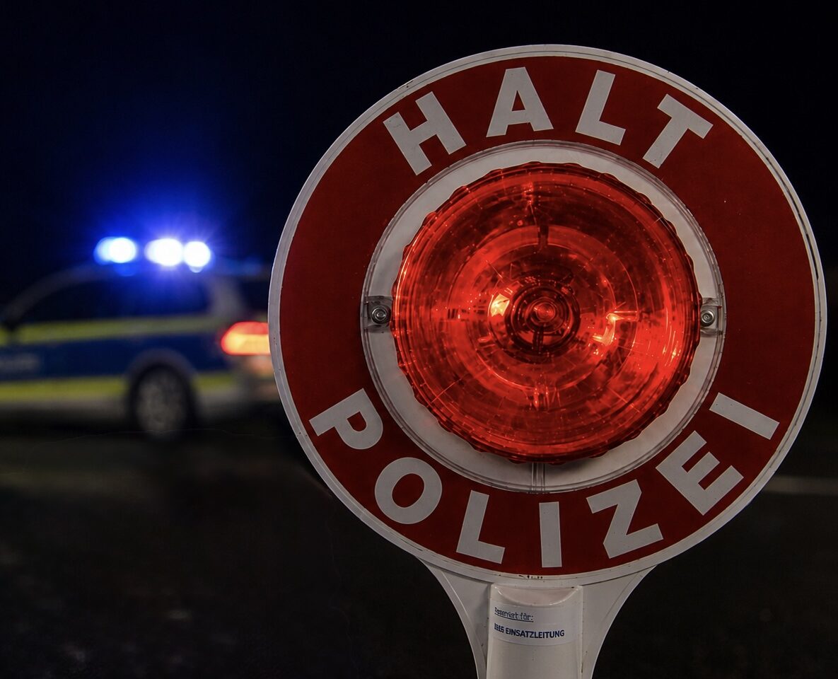 Polizei Straße Verkehrskontrolle Kelle Halt Stopp nachts