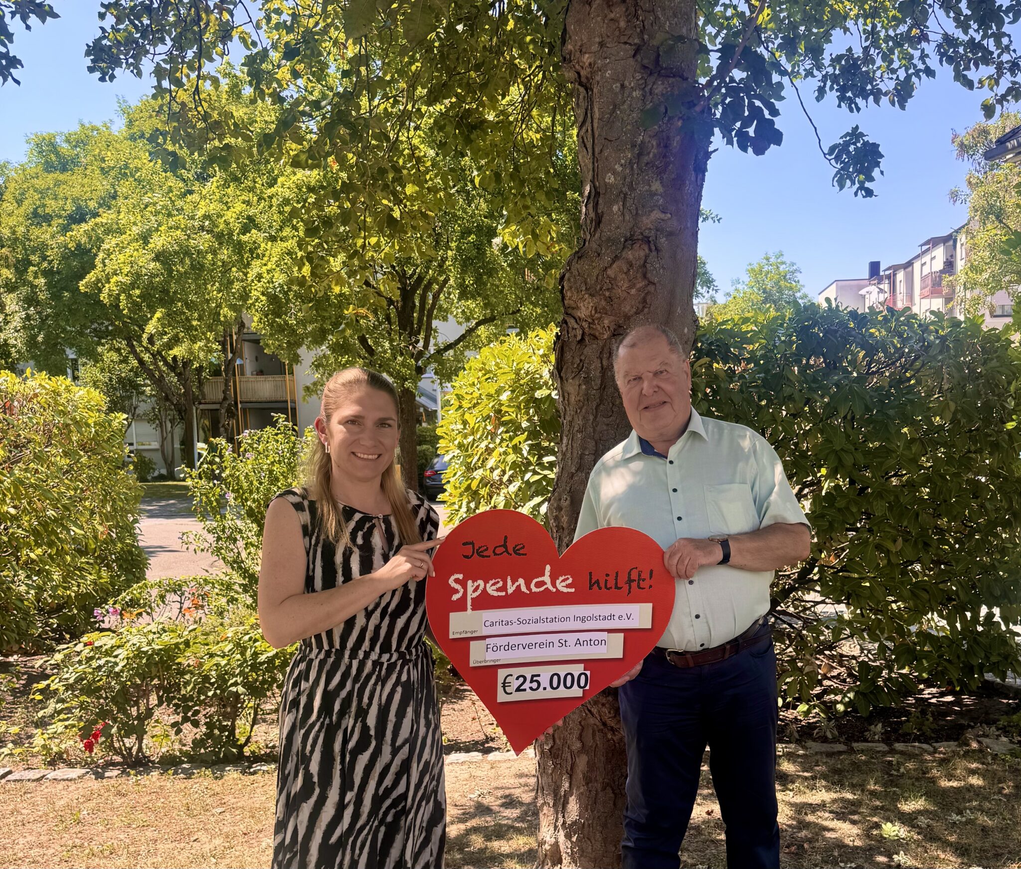 Bildunterschrift: Von links nach rechts: Nathalie Rost, Geschäftsführung der Caritas-Sozialstation Ingolstadt e.V., und Stefan Hofbauer, 1. Vorsitzender des Fördervereins St. Anton, bei der Übergabe der Spende in Höhe von 25.000 Euro.