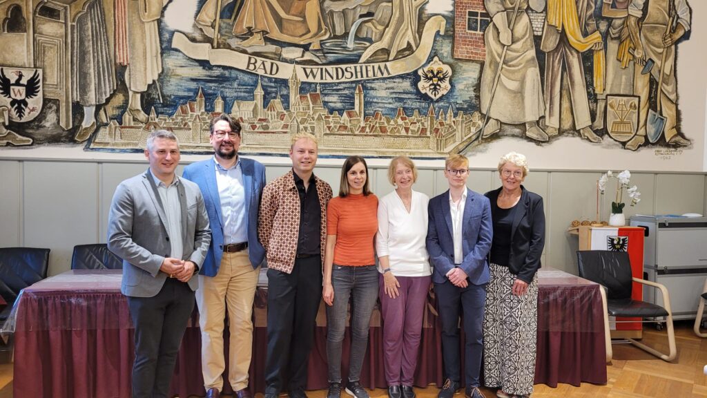 Feierliche Eröffnung der Bayerischen Bibliothekenstraße in Bad Windsheim mit (von links) Philipp Flierl (Erster Bürgermeister Bad Windsheim), Matthias Nicklaus (Stadtarchiv Ingolstadt), Jan Soldin (Museum Otto Schäfer in Schweinfurt), Maria Eppelsheimer (Wissenschaftliche Stadtbibliothek Ingolstadt), Stella Bartels-Wu (Stadtarchiv Bad Windsheim), Jochen Ringer (Geschichts- und Heimatverein Neustadt an der Aisch) und Ingrid Bauereiß (Bibliothek der Evangelisch-lutherischen Kirchengemeinde Neustadt an der Aisch).