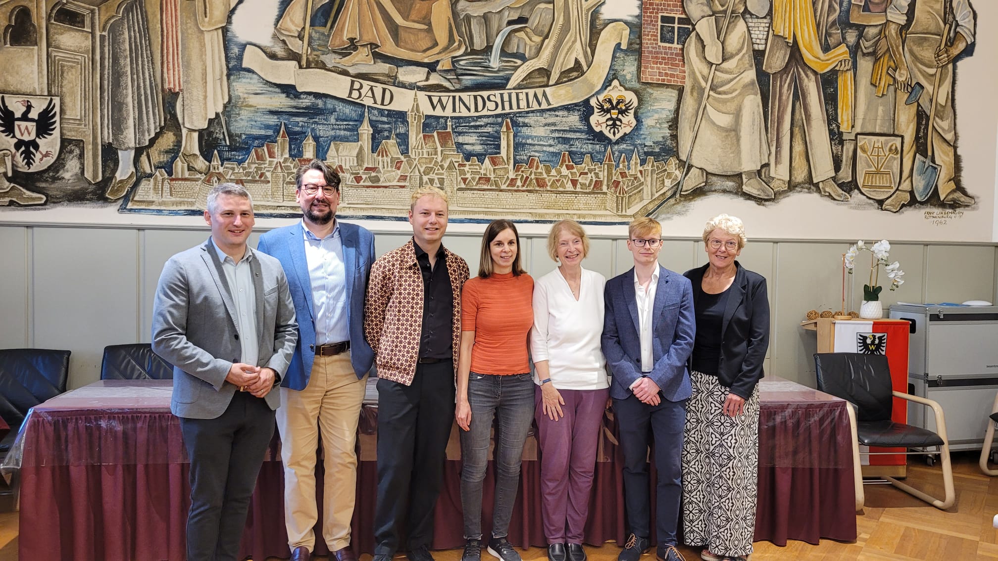 Feierliche Eröffnung der Bayerischen Bibliothekenstraße in Bad Windsheim mit (von links) Philipp Flierl (Erster Bürgermeister Bad Windsheim), Matthias Nicklaus (Stadtarchiv Ingolstadt), Jan Soldin (Museum Otto Schäfer in Schweinfurt), Maria Eppelsheimer (Wissenschaftliche Stadtbibliothek Ingolstadt), Stella Bartels-Wu (Stadtarchiv Bad Windsheim), Jochen Ringer (Geschichts- und Heimatverein Neustadt an der Aisch) und Ingrid Bauereiß (Bibliothek der Evangelisch-lutherischen Kirchengemeinde Neustadt an der Aisch).