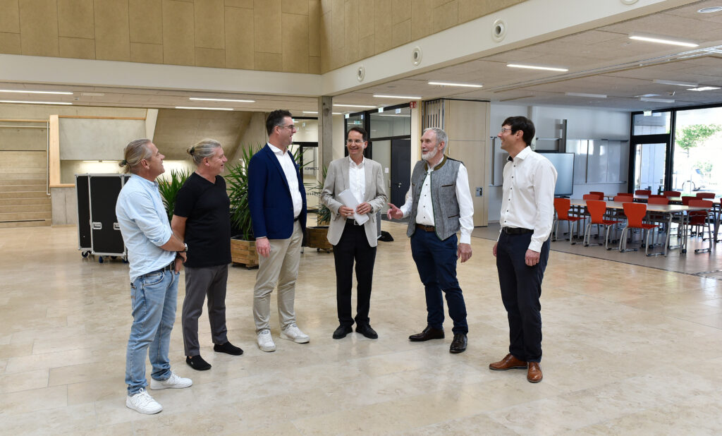 Oberbürgermeister Michael Kern (3.v.r.), Bürgermeister Franz Wöhrl (2.v.r.), Baureferent Matthias Franz (r.), Bil- dungsreferent Marc Grandmontagne (3.v.l.) besichtigen zu- sammen mit Schulleiter Michael Enzinger (2.v.l.) sowie des- sen Stellvertreter Ingo Geppert (l.) das neue Schulgebäude. Foto: Bernd Betz / Stadt Ingolstadt