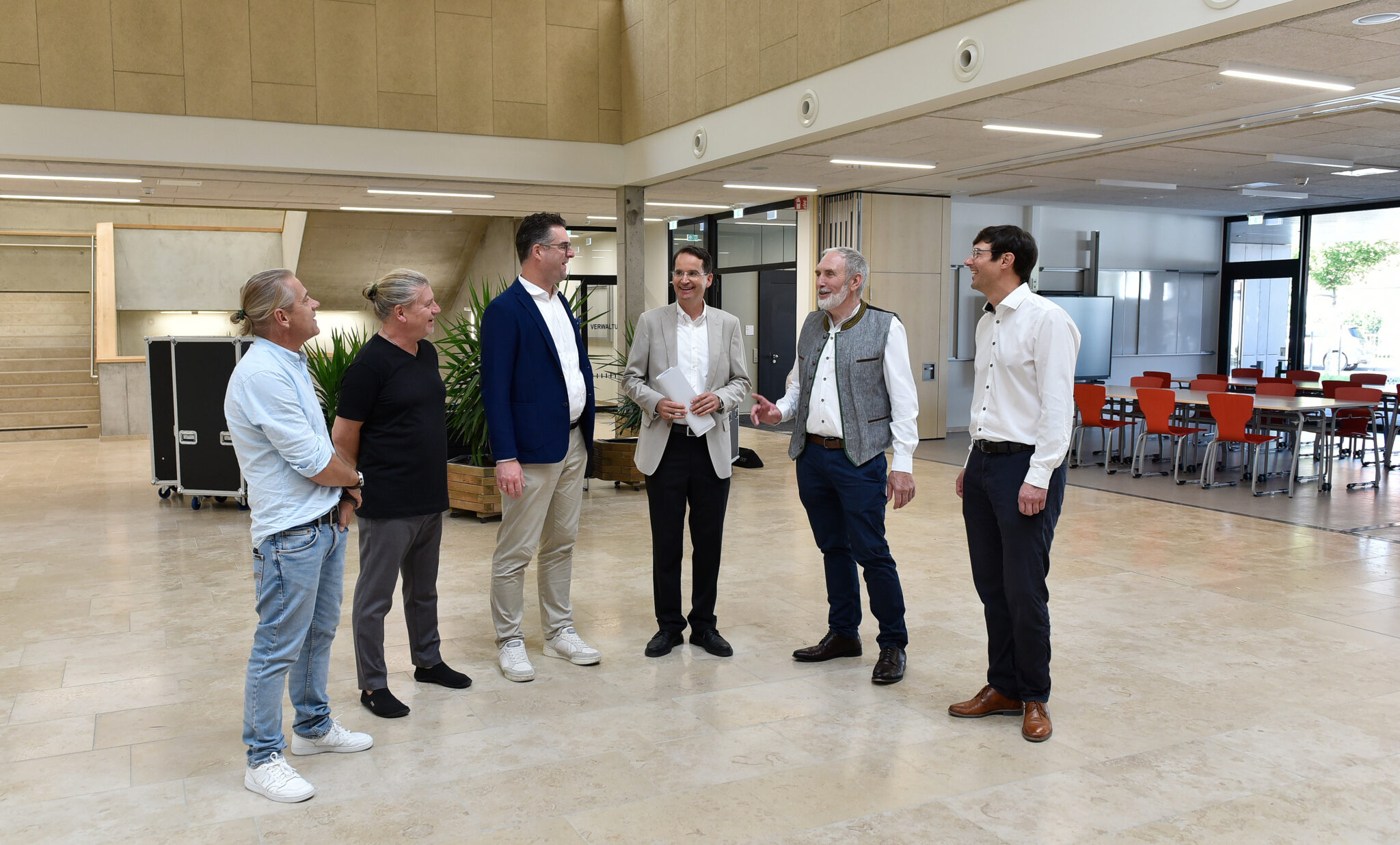 Oberbürgermeister Michael Kern (3.v.r.), Bürgermeister Franz Wöhrl (2.v.r.), Baureferent Matthias Franz (r.), Bil- dungsreferent Marc Grandmontagne (3.v.l.) besichtigen zu- sammen mit Schulleiter Michael Enzinger (2.v.l.) sowie des- sen Stellvertreter Ingo Geppert (l.) das neue Schulgebäude. Foto: Bernd Betz / Stadt Ingolstadt