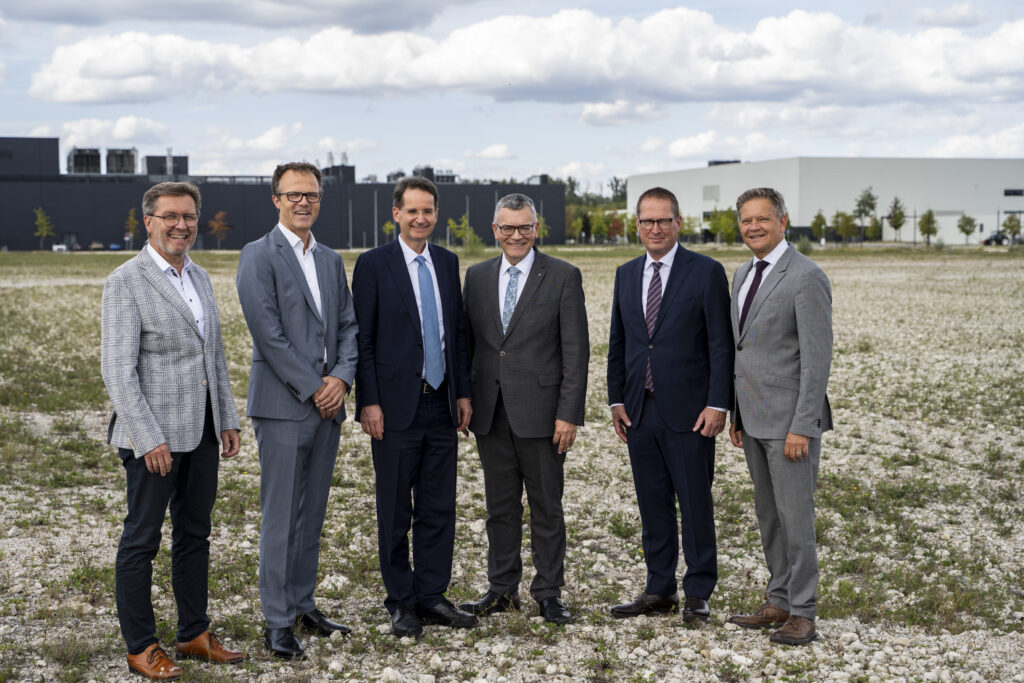 v.l. Norbert Forster (Vorstand IFG und Geschäftsführer IN-Campus GmbH), Dr. Christof Messner (Geschäftsführer IN-Campus GmbH), OB Michael Kern, Staatsminister Florian Herrmann, Georg Rosenfeld (Vorstand IFG), Alfred Grob (MdL). Foto: Wobker/Stadt Ingolstadt