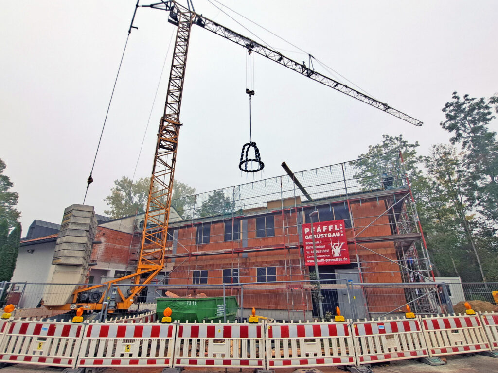 BU: Hebauf für den Erweiterungsbau des Feuerwehrhauses Oberstimm: Mit dem traditionellen Richtfest feiert der Markt Manching einen wichtigen Baufortschritt. Der Neubau schafft moderne Räume für Einsatzkräfte, Ausbildung und Feuerwehrjugend. Die Fertigstellung ist für Anfang August 2027 geplant. Foto: Wagner