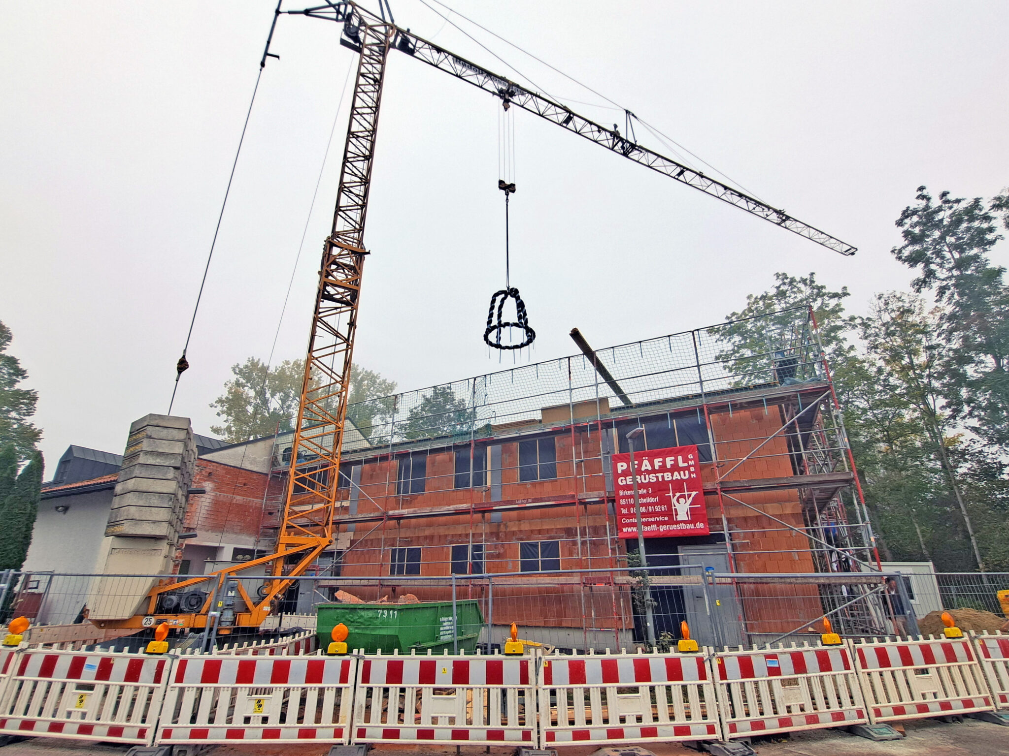 BU: Hebauf für den Erweiterungsbau des Feuerwehrhauses Oberstimm: Mit dem traditionellen Richtfest feiert der Markt Manching einen wichtigen Baufortschritt. Der Neubau schafft moderne Räume für Einsatzkräfte, Ausbildung und Feuerwehrjugend. Die Fertigstellung ist für Anfang August 2027 geplant. Foto: Wagner