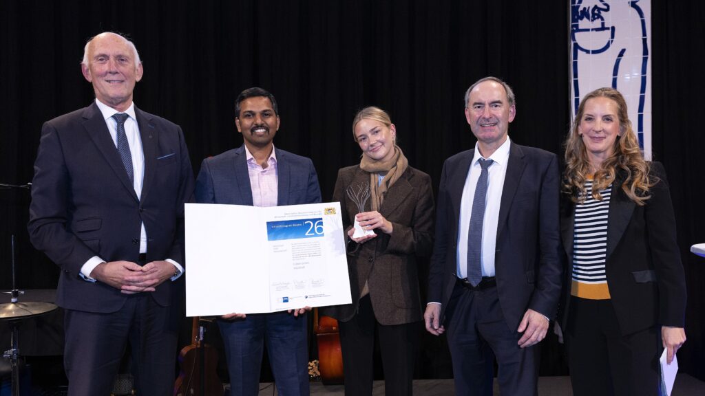 Bei der Verleihung des Innovationspreises (v. l.): THI-Präsident Walter Schober, CuNex-Gründer Sri Krishna Bhogaraju, Sophie von Schlenk, Wirtschaftsminister Hubert Aiwanger und Moderatorin Caro Matzko (Foto: Goran Gajanin/Das Kraftbild).
