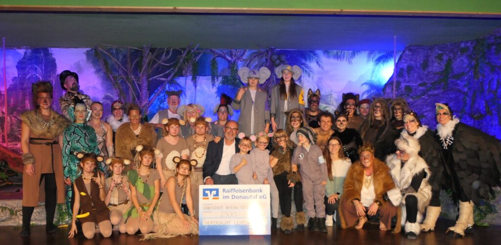BU: Die Theatergruppe Lichtenau überreichte der Lebenshilfe Bayern Mitte im Rahmen ihrer Benefizvorstellung des Musicals „Das Dschungelbuch“ eine Spende in Höhe von 2.500 Euro. Ermöglicht wurde der besondere Nachmittag durch die Unterstützung der meistro Stiftung.
