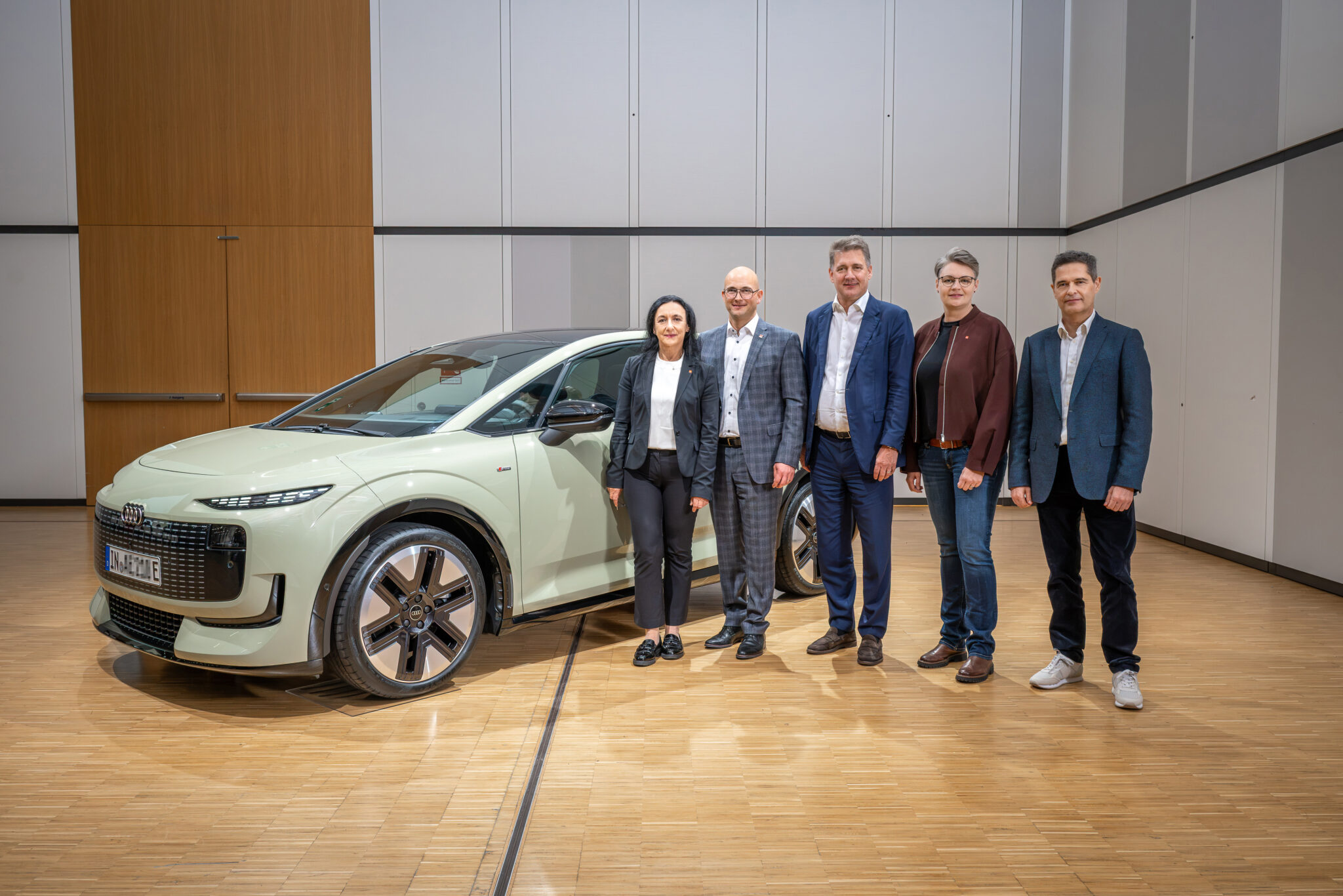 BU: v.l.n.r.: Rita Beck (stellv. Betriebsratsvorsitzende), Jörg Schlagbauer (Betriebsratsvorsitzender), Gernot Döllner (Vorstandsvorsitzender), Karola Frank (stellv. Betriebsratsvorsitzende), Xavier Ros (Arbeitsdirektor und Vorstand für Personal) Urheber: Nico Berger (AUDI AG)