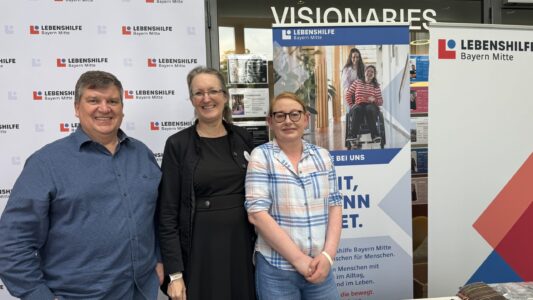 Anja Assenbaum, Gleichstellungsbeauftragte der Stadt Ingolstadt am Stand der Lebenshilfe Bayern Mitte Anja Assenbaum, Gleichstellungsbeauftragte der Stadt Ingolstadt am Stand der Lebenshilfe Bayern Mitte