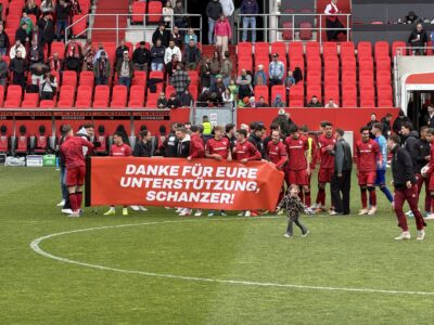 letztes Heimspiel 2026 FCI Spieler Banner Danke Foto: EL