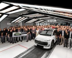 Production employees celebrate the start of Audi A2 e-tron production in Ingolstadt. Foto: Audi AG