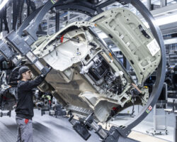 Preparatory assembly work on the underbody of the Audi A2 e-tron. Foto: Audi AG