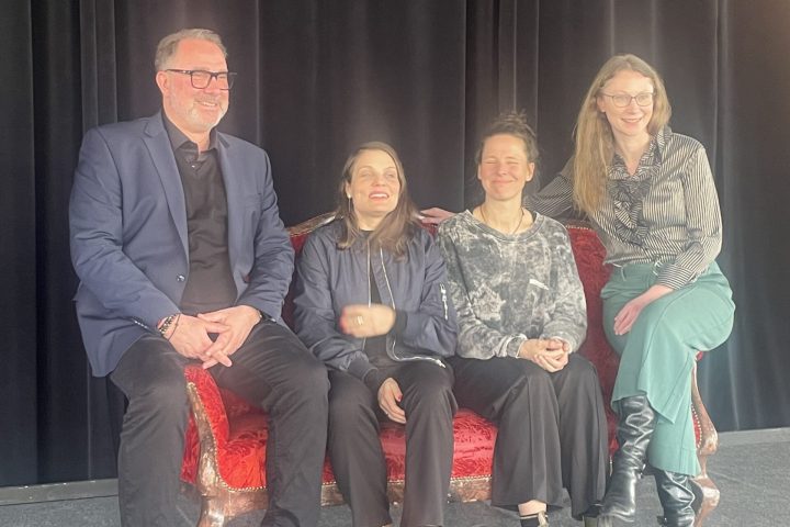 Pressekonferenz-Theater