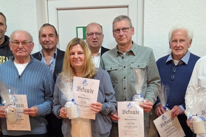 Die langjährigen Jubilare des TSV Oberhaunstadt mit der Vorstandschaft des TSV beim Ehrenabend im TSV-Sportheim. V.li.n.re. Andrea Herker (3.Vorsitzende), Gunter Schuller (50 Jahre Mitglied), Adolf Wutz (70 Jahre Mitglied), Manfred Baumgartner (2.Vorsitzender), Ute Eibl (50) Richard Nahm (1.Vorsitzender), Ralf Plank (50), Siegfried Präßl (50), Werner Rasch (50).