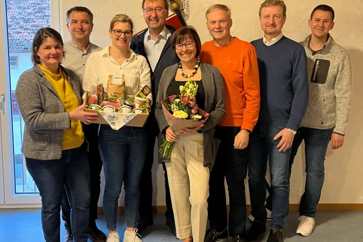 von links nach rechts Katja Hanrieder (Denkendorf) , Bürgermeister Stefan Bauer (Schernfeld), Kreisvorsitzende Katrin Müller, Wolfgang Eberl (Tettenwang), Martina Edl, Anton Haunsberger, Dr. Alfons Frey (Workerszell) und Patrick Scherrmann (Freie Wähler Denkendorf).