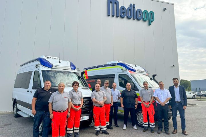 Die modernen Rettungswagen sind für Einsätze unter räumlich anspruchsvollen Bedingungen ausgelegt. Nach der Abnahme vor Ort in Slowenien folgten Transport, Einbau der Funktechnik und die Auslieferung nach Ingolstadt.