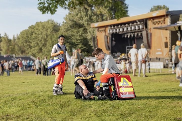 Sanitätsdienst: Ehrenamtlich Tätige im Sanitätsdienst bei den Johannitern versorgen einen Mann bei einer Open-Air-Veranstaltung.