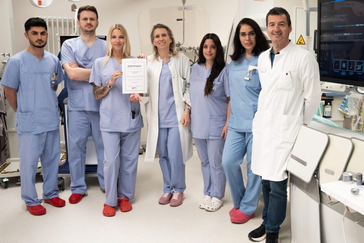 Mit zwei modern ausgestatteten Elektrophysiologie-Laboren und einem kontinuierlich wachsenden Team aus hochqualifizierten Ärztinnen und Ärzten sowie Pflegekräften, bietet das Klinikum Ingolstadt optimale Voraussetzungen für die Behandlung von Patientinnen und Patienten mit Vorhofflimmern. Die Klinik für Kardiologie und Internistische Intensivmedizin wurde jetzt als Vorhofflimmer-Zentrum von der Deutschen Gesellschaft für Kardiologie (DGK) zertifiziert.