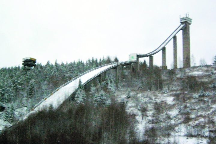 Die Pitkävuori-Schanze ist eine Skisprungschanze im ehemaligen Skisprungzen- trum Pitkävuori in der mittelfinnischen Stadt Jämsä. Die 1964 erbaute Schanze liegt südlich des Stadtzentrums im Teilort Kaipola und ist seit 1995 außer Betrieb. Die Schanze wurde meist für nationale Wettbewerbe genutzt und war Drehort für zwei Werbespots des Automobilherstellers Audi. Foto: Barasoaindarra