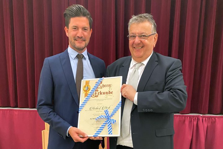2026-05_markt-manching_uebergabe-ehrenurkunde-nerb_FoM
